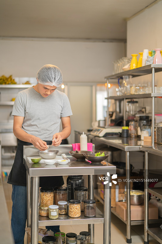 厨师在自助餐厅厨房烹饪第一道菜图片素材