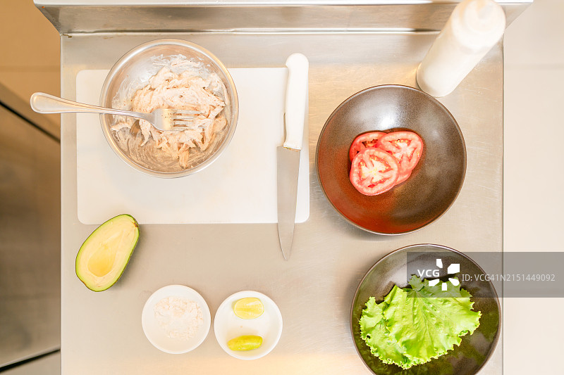 组装鸡肉面包的食材图片素材