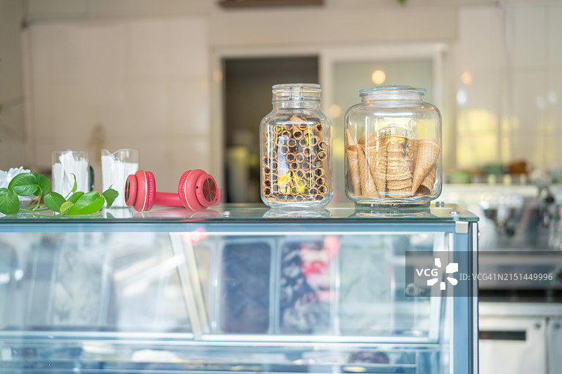 咖啡店里的冰淇淋棍图片素材