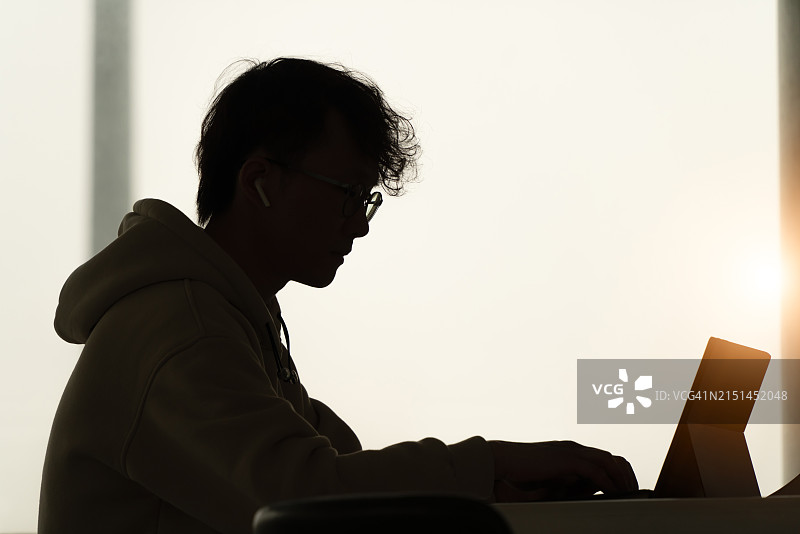 在机场工作的商人图片素材