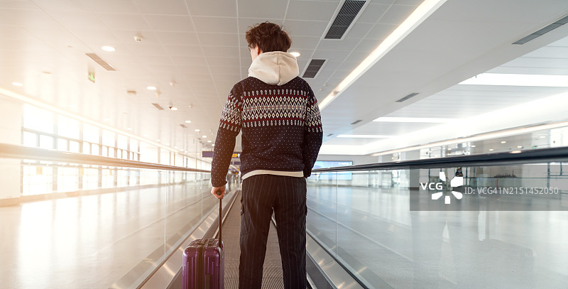 在机场航站楼行走的乘客图片素材