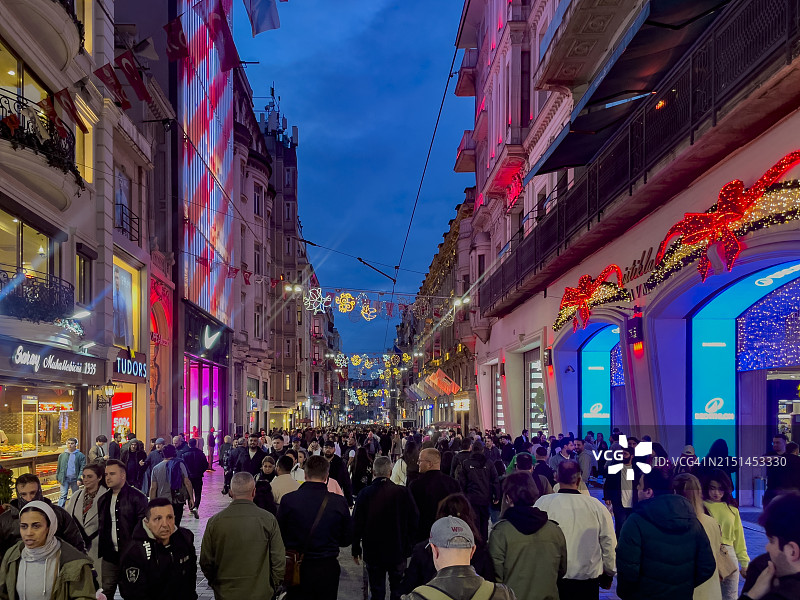 黄昏时拥挤的独立大街图片素材