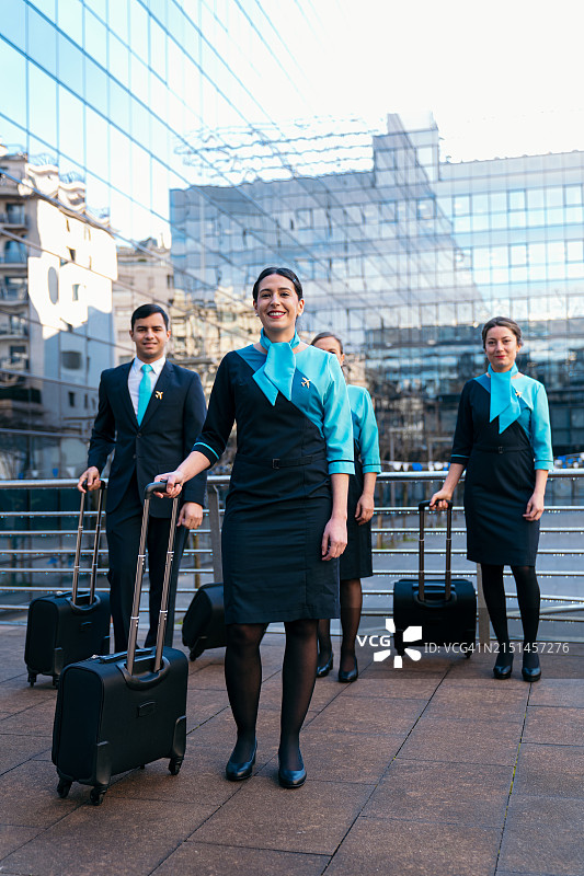 航空公司机组人员在航站楼，自信的女空乘带队图片素材