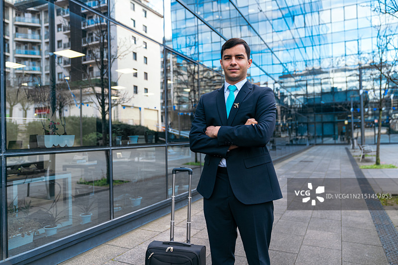 自信的航空公司机长骄傲地站在机场航站楼图片素材