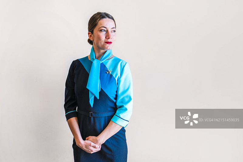 职业女空乘双手合十站立图片素材
