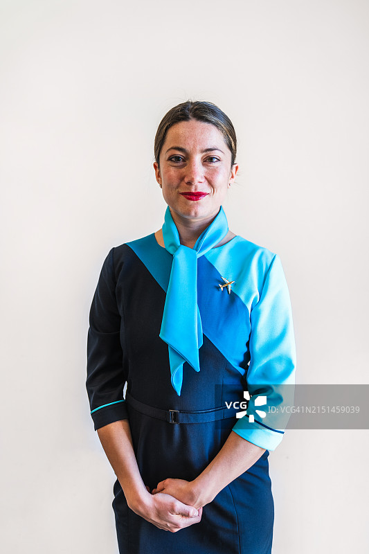 身穿黑色和蓝绿色制服的优雅女乘务员图片素材