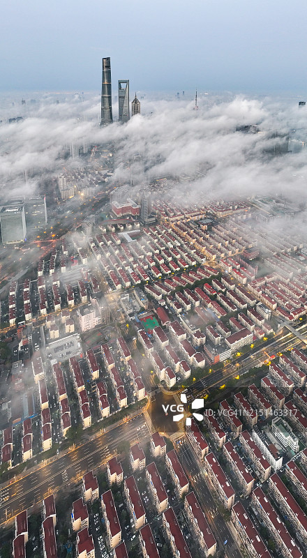 浓雾中的上海天际线图片素材