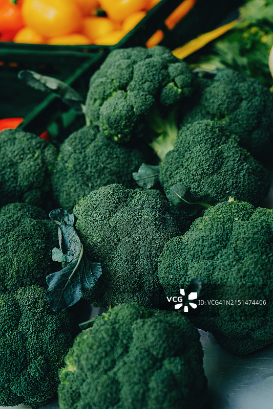 农贸市场摊位上的新鲜西兰花图片素材