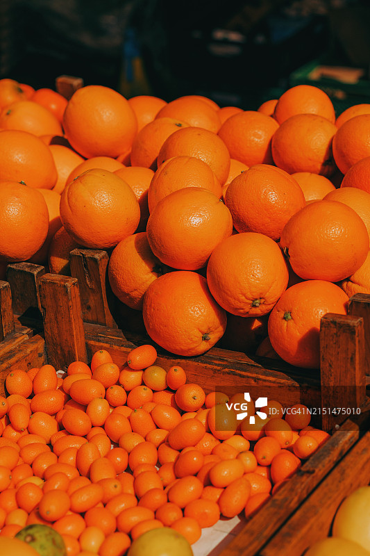农贸市场摊位上的新鲜橙子图片素材