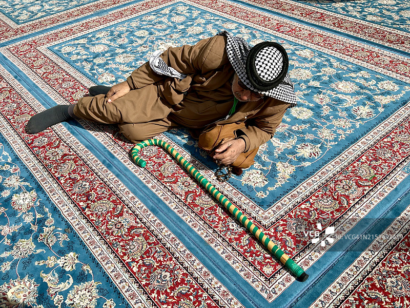 在伊拉克纳杰夫的伊玛目阿里圣地中的阿拉伯男子图片素材