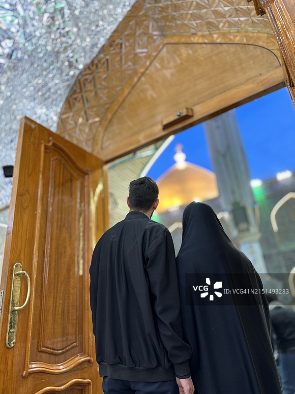 在纳杰夫伊玛目阿里圣地的穆斯林夫妇图片素材