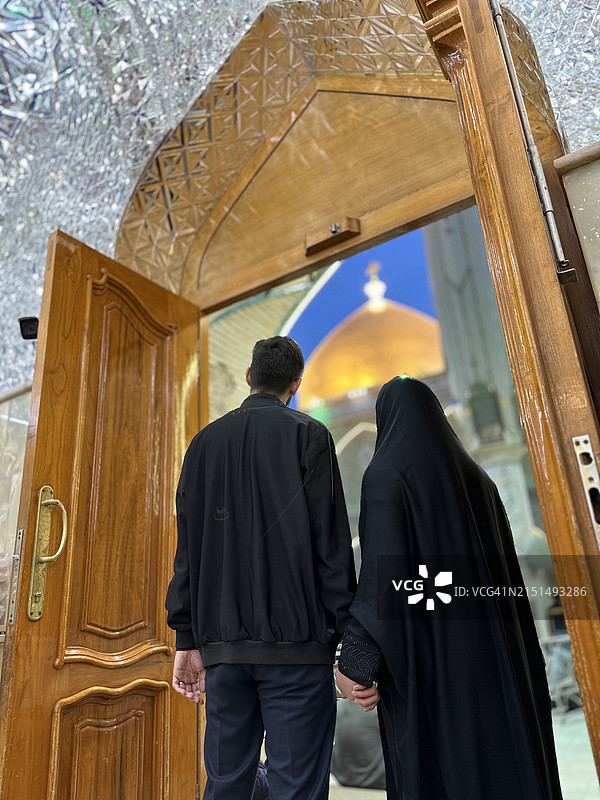 在伊玛目阿里神殿中的穆斯林夫妇图片素材