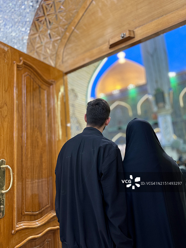 在伊玛目阿里神殿中的穆斯林夫妇图片素材