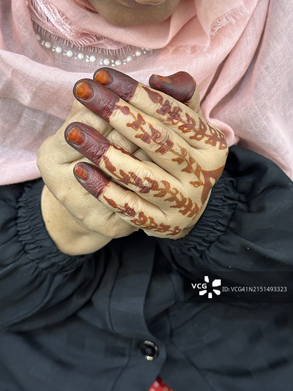 双手涂有指甲花的穆斯林妇女在祈祷图片素材