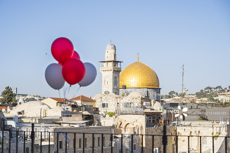 圆顶清真寺前的红色气球图片素材
