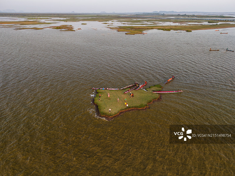 游客乘坐长尾船游览湖心岛图片素材