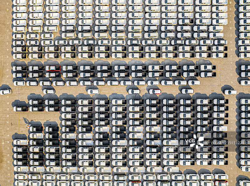 大型港口新车出口码头鸟瞰：汽车仓储与业务物流图片素材