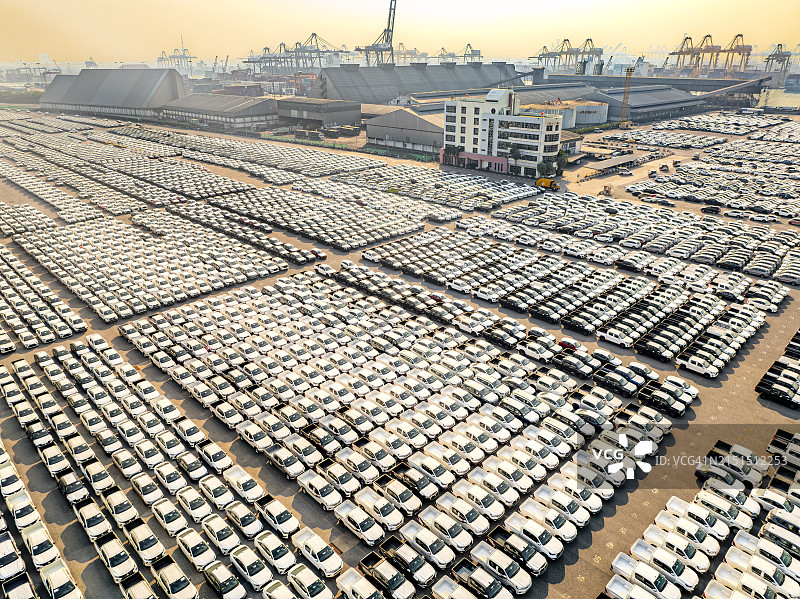 大型港口新车出口码头鸟瞰：汽车仓储与业务物流图片素材