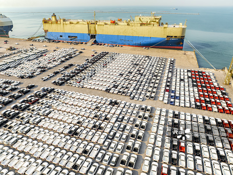大型船舶从港口装载新车航拍：海运运输业务图片素材