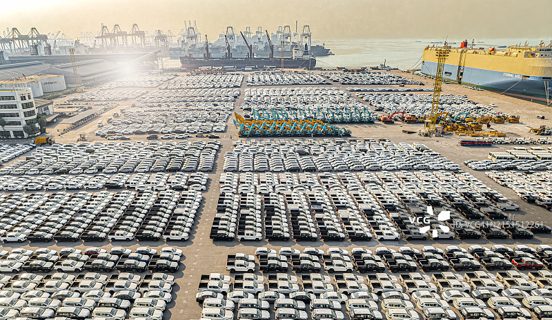 新车出口码头，大型港口停车场上的新车存储，商业和物流图片素材