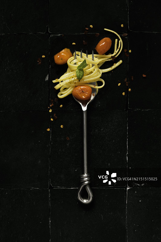 叉子上卷着的意面与小番茄图片素材