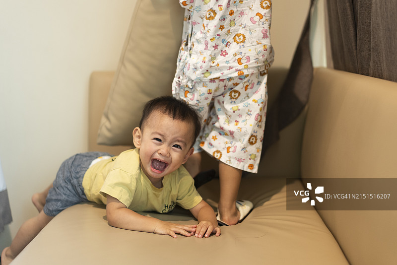 在家中充满感情的亚洲儿童：表达衷心痛苦的哭泣幼儿的肖像图片素材