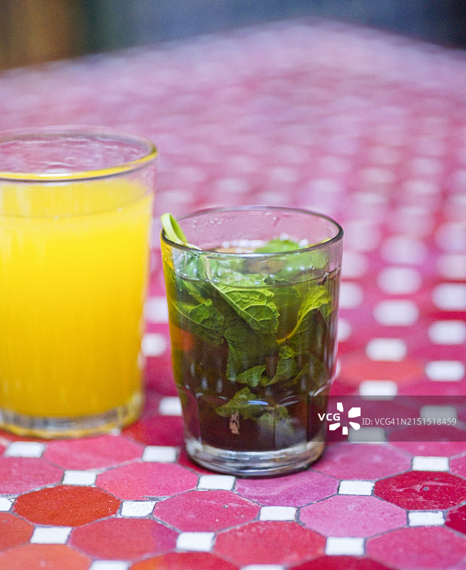 人造橙汁和真薄荷茶图片素材