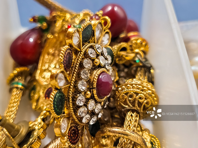 金色饰品图片素材