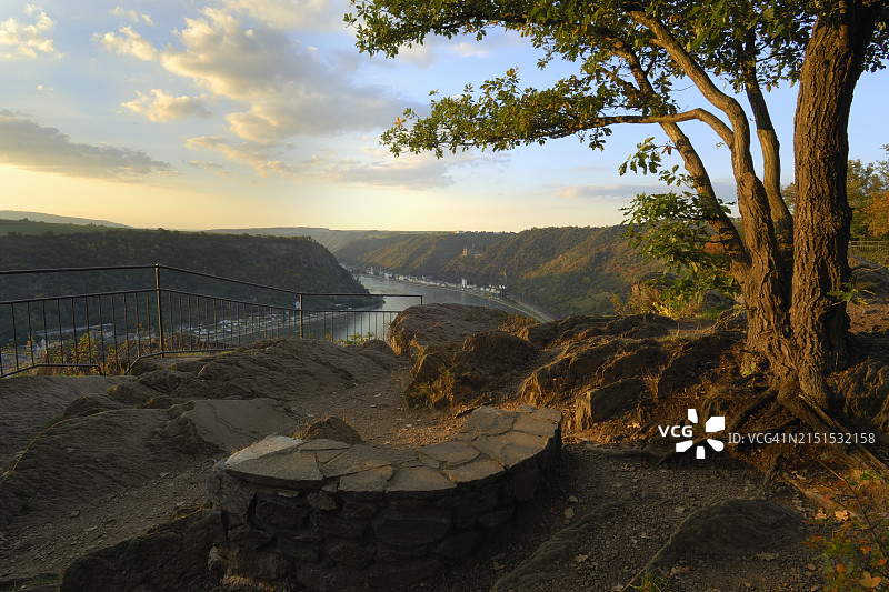 从劳雷莱岩石眺望中莱茵河谷的日落，德国莱茵兰-普法尔茨图片素材