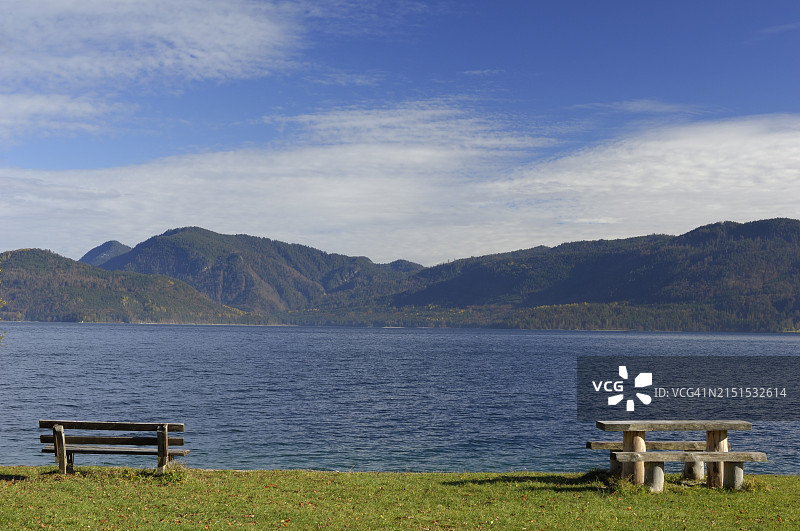 瓦尔兴湖的木制长椅，德国巴伐利亚图片素材