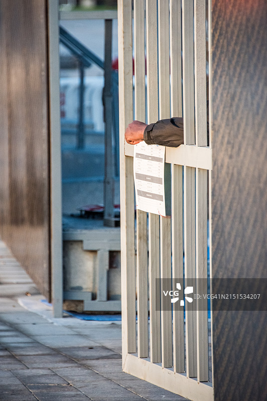 放在敞开大门上的手臂图片素材