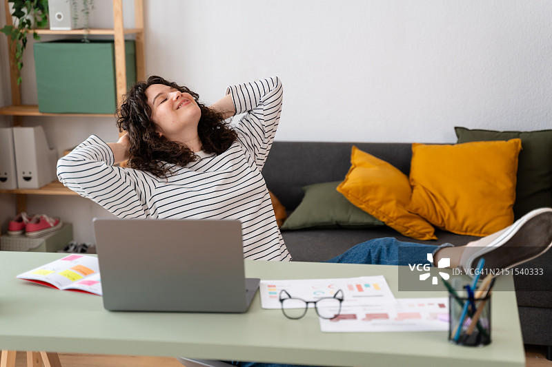 女人在家庭办公室放松图片素材