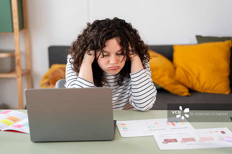 在家工作感到沮丧的女人图片素材