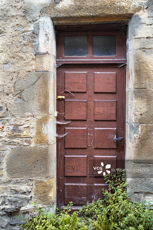 法国科尔德叙尔西埃尔石墙上的老式木门图片素材
