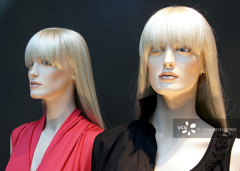 时尚商店的两个人体模型图片素材