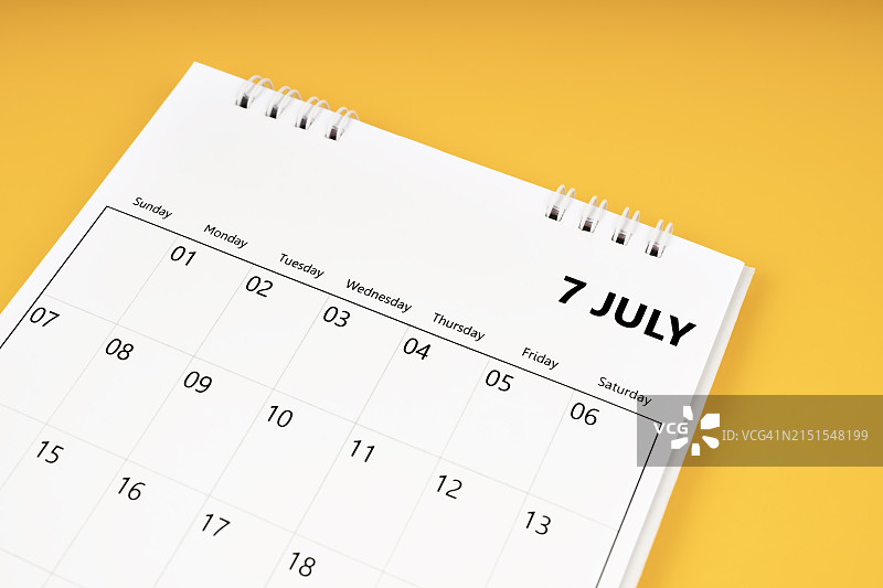 2024年7月黄色背景桌面日历图片素材