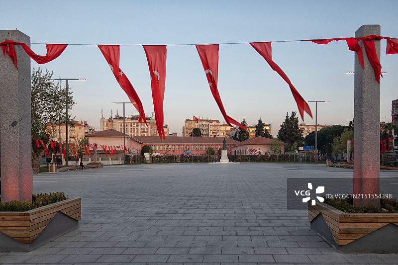 在恰纳卡莱共和国广场入口处悬挂的土耳其国旗图片素材