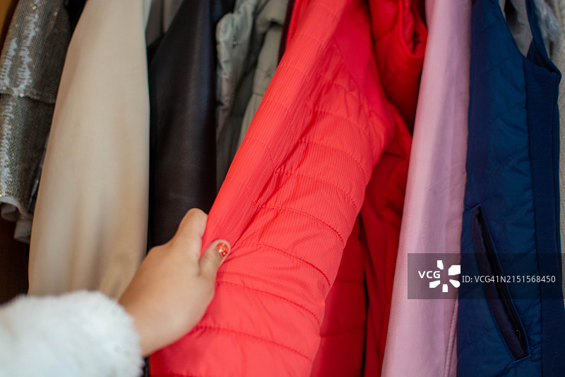 从衣柜里选择一件衣服图片素材