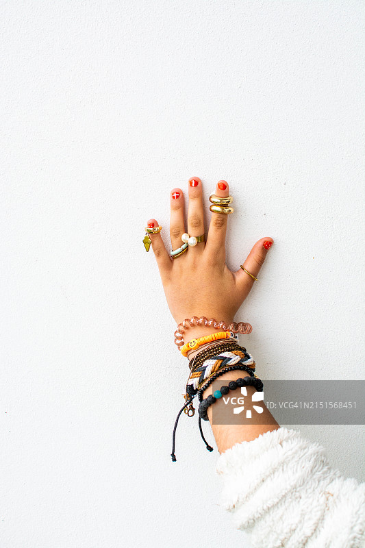 孩子手戴手链戒指，指甲涂色图片素材