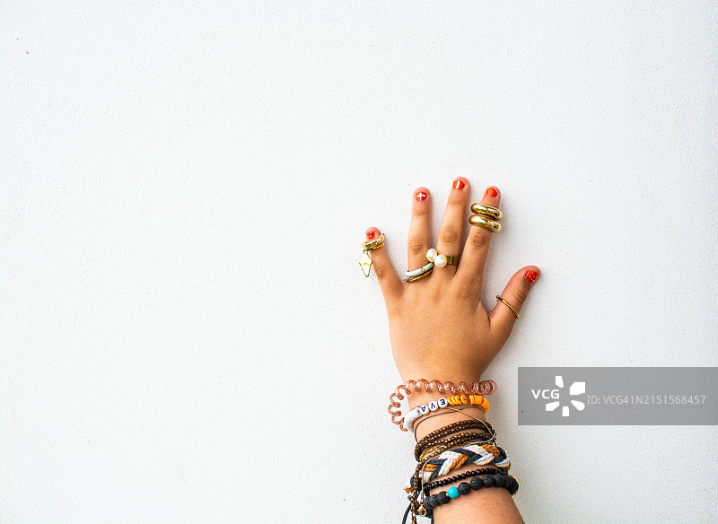 戴着时尚珠宝的儿童手部特写图片素材