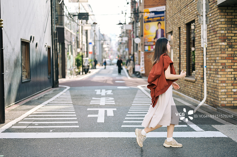 走在京都的街道上享受城市生活图片素材