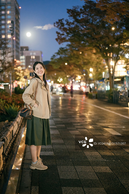 年轻一代和Z世代女性在日本京都乘坐公共交通候车图片素材