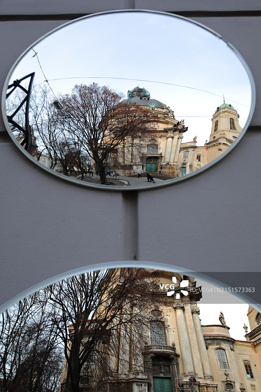 圆形镜子上教堂的倒影图片素材