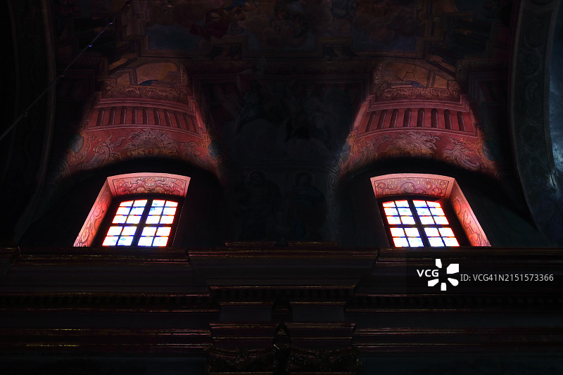 光线穿过窗户，照亮教堂黑暗的内部天花板图片素材