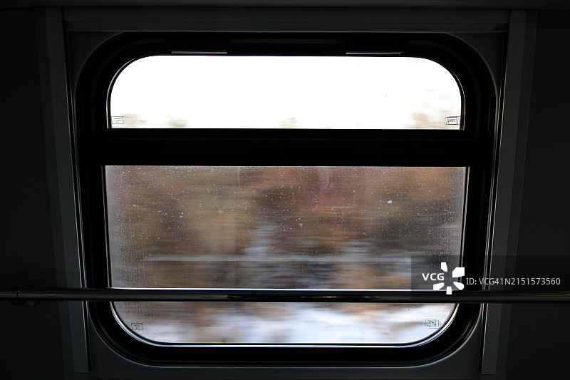 火车车窗外雪景森林图片素材