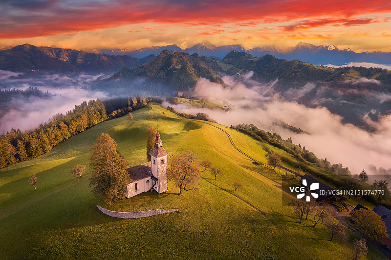 斯洛文尼亚上卡尼奥拉什科菲亚洛卡圣托马斯教堂日出雾景鸟瞰图图片素材
