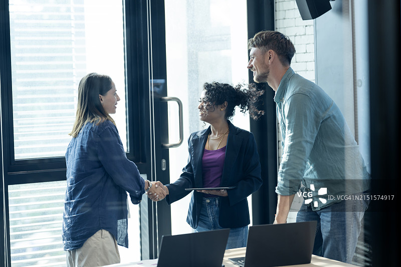 握手建立联系，赢得谈判图片素材