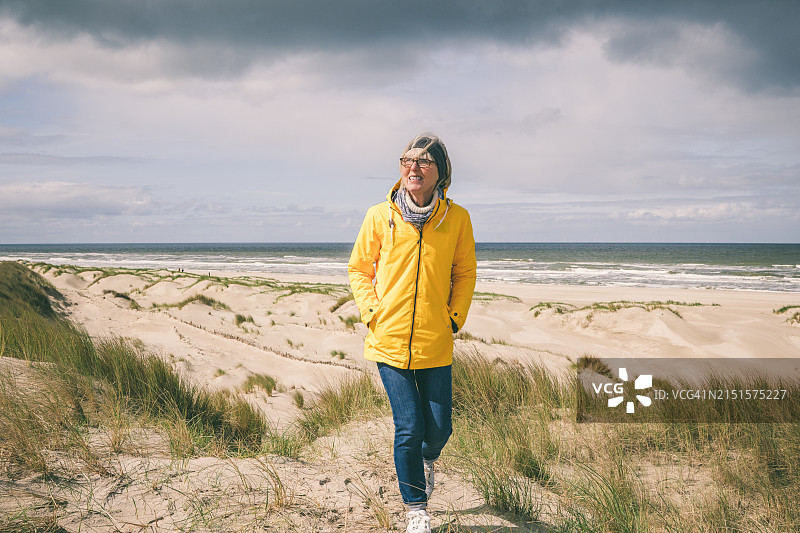 在佩滕沙丘行走的年长女人图片素材