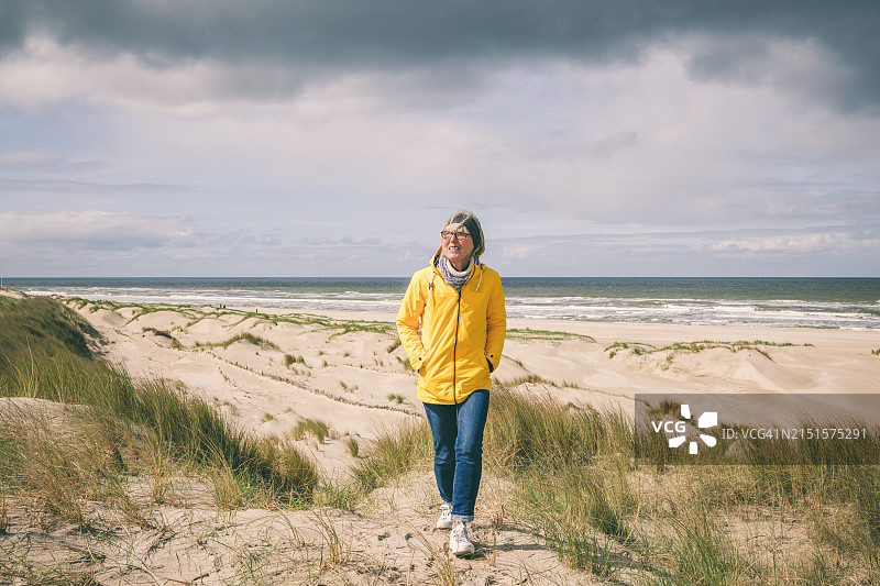 在佩滕沙丘行走的年长女人图片素材