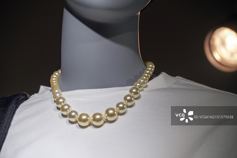 展示中的优雅人造珍珠项链图片素材
